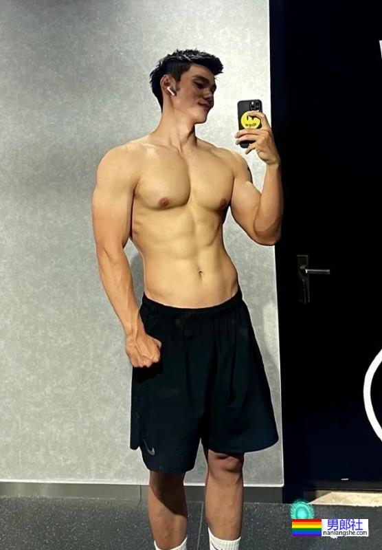 188cm泳裤男模火了，山东帅哥果然实力不凡！ - 51虹马