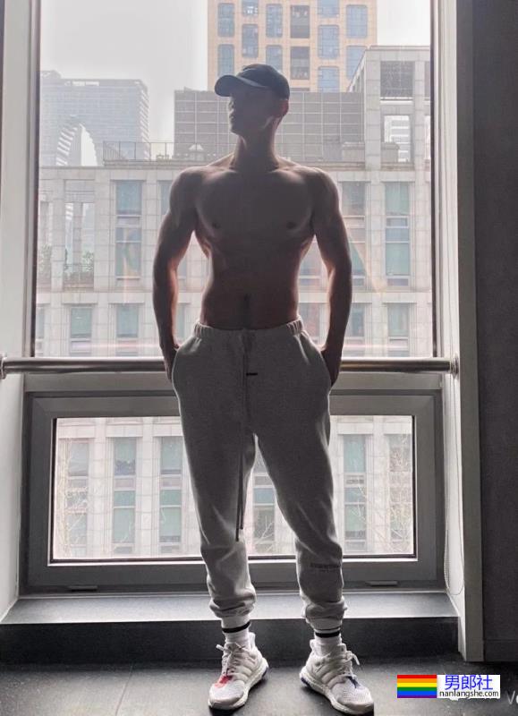 188cm泳裤男模火了，山东帅哥果然实力不凡！ - 51虹马