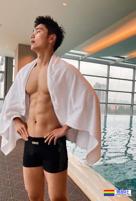 188cm泳裤男模火了，山东帅哥果然实力不凡！ - 51虹马