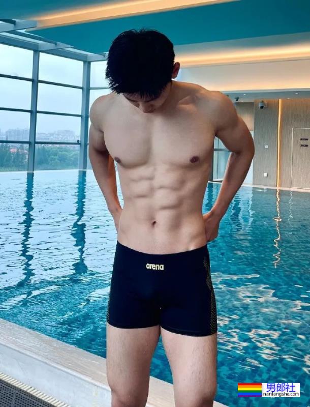 188cm泳裤男模火了，山东帅哥果然实力不凡！ - 51虹马