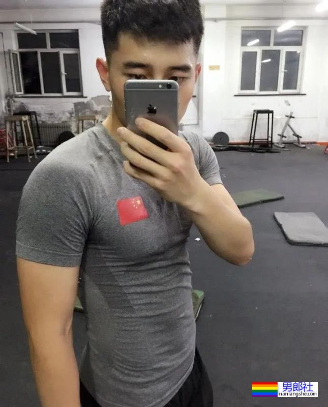 冰壶帅哥许静韬官宣结婚！他的大胸肌原来一直都不是凌智的！ - 51虹马