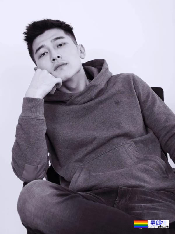 冰壶帅哥许静韬官宣结婚！他的大胸肌原来一直都不是凌智的！ - 51虹马