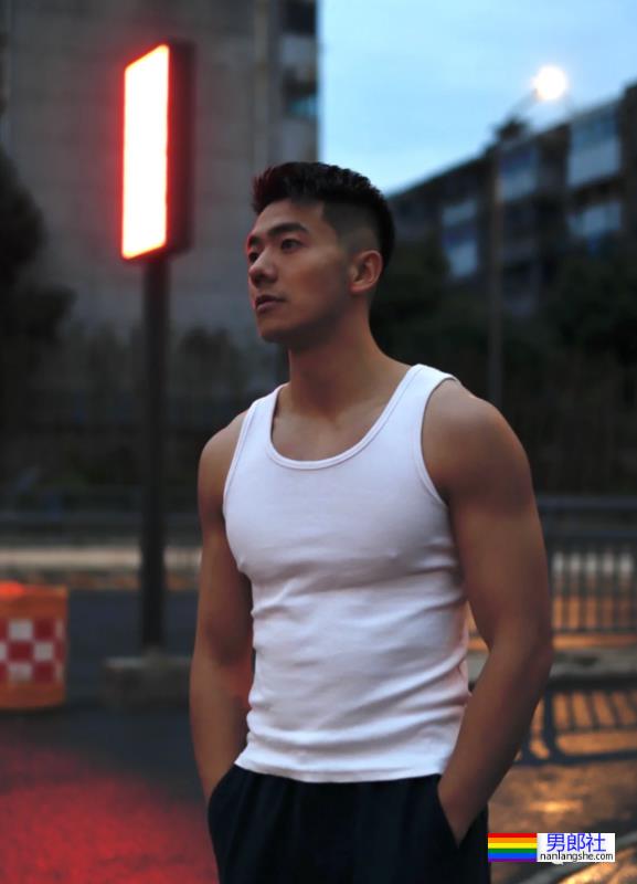 网红帅哥体育生肌肉男摄影师挑战一张封神！这该死的胜负欲！ - 51虹马