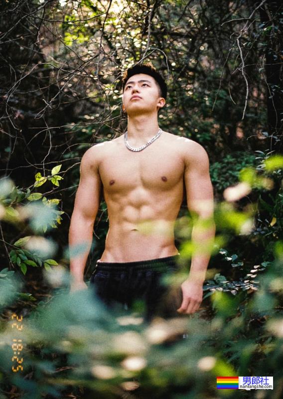 网红帅哥体育生肌肉男摄影师挑战一张封神！这该死的胜负欲！ - 51虹马