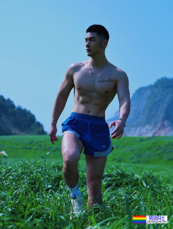 网红帅哥体育生肌肉男摄影师挑战一张封神！这该死的胜负欲！ - 51虹马