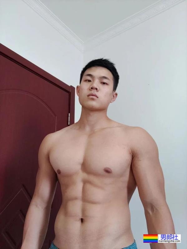 西安体育学院的粗壮小哥超爱穿灰裤子！-51虹马