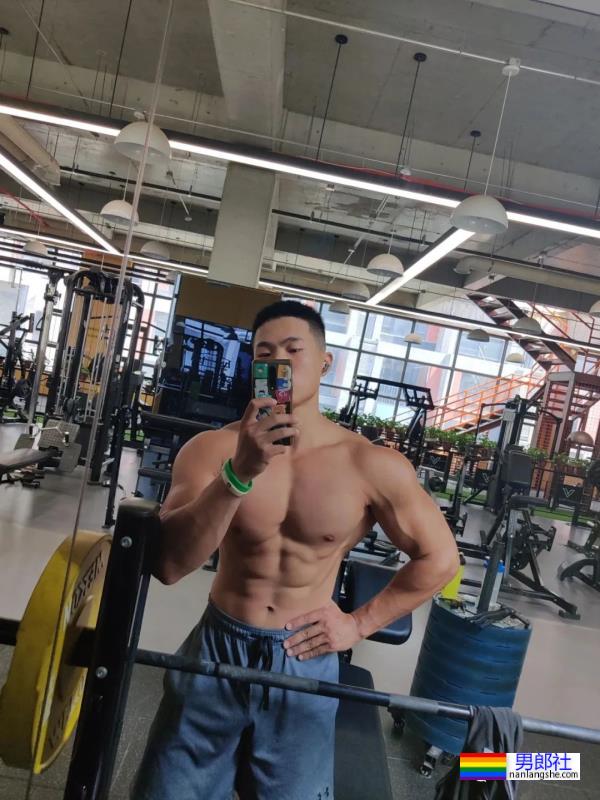 西安体育学院的粗壮小哥超爱穿灰裤子！ - 51虹马