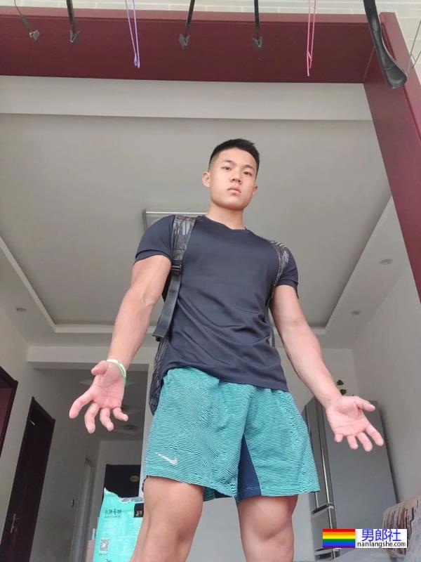 西安体育学院的粗壮小哥超爱穿灰裤子！ - 51虹马