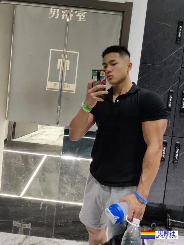 西安体育学院的粗壮小哥超爱穿灰裤子！ - 51虹马