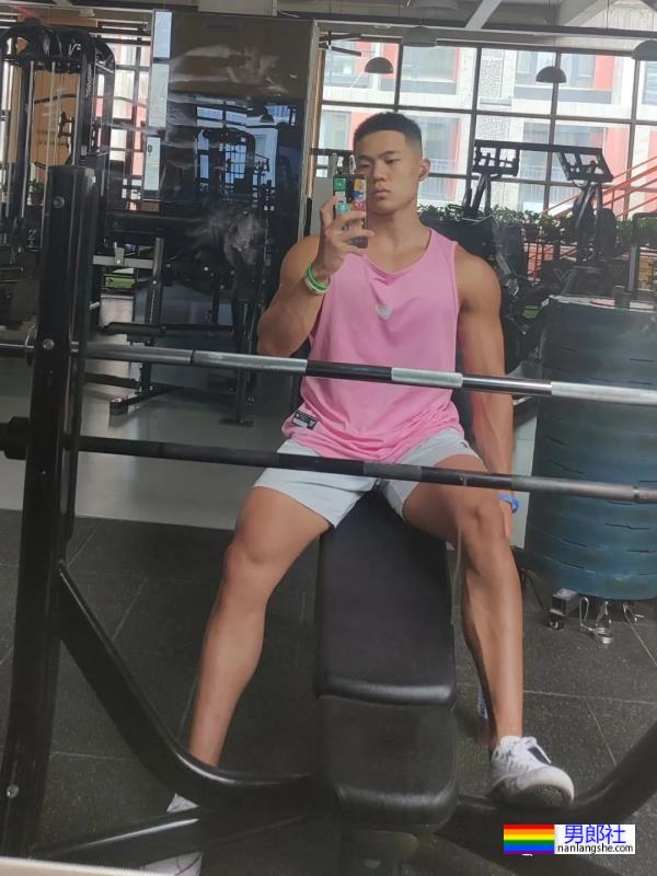 西安体育学院的粗壮小哥超爱穿灰裤子！ - 51虹马