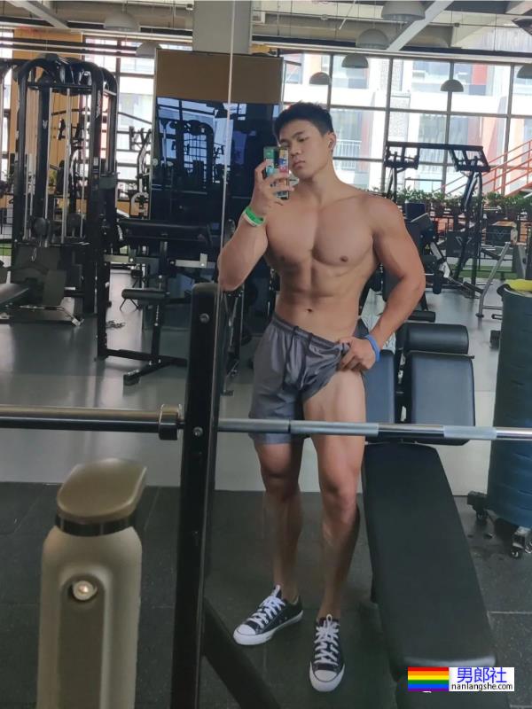 西安体育学院的粗壮小哥超爱穿灰裤子！ - 51虹马