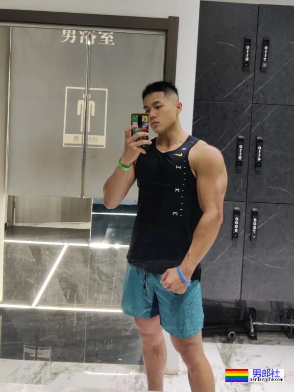 西安体育学院的粗壮小哥超爱穿灰裤子！ - 51虹马
