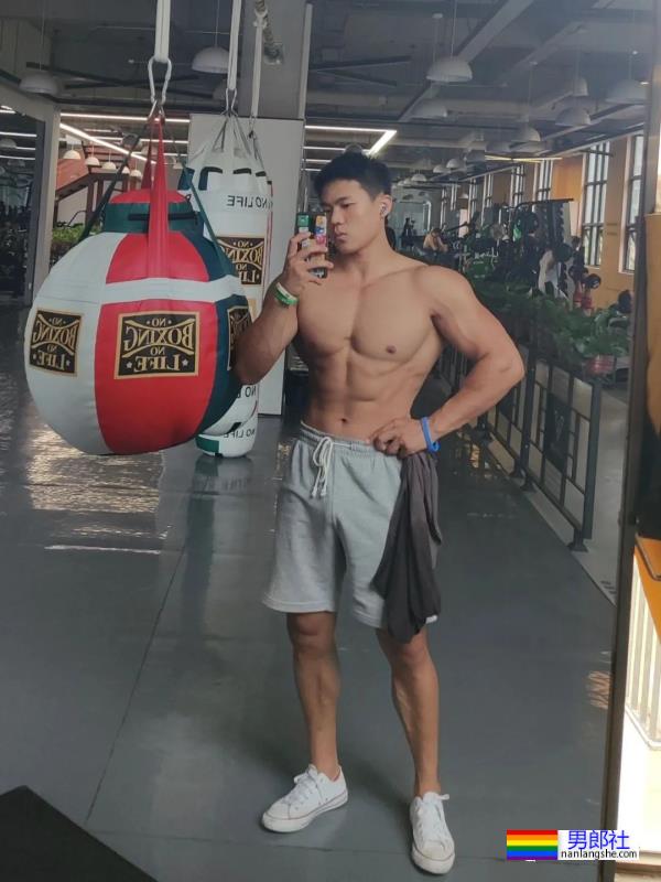 西安体育学院的粗壮小哥超爱穿灰裤子！ - 51虹马