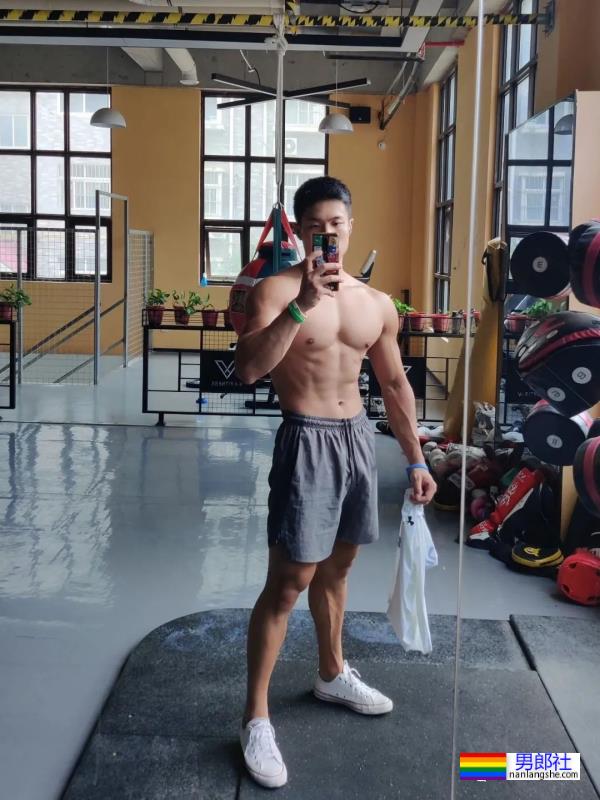 西安体育学院的粗壮小哥超爱穿灰裤子！ - 51虹马