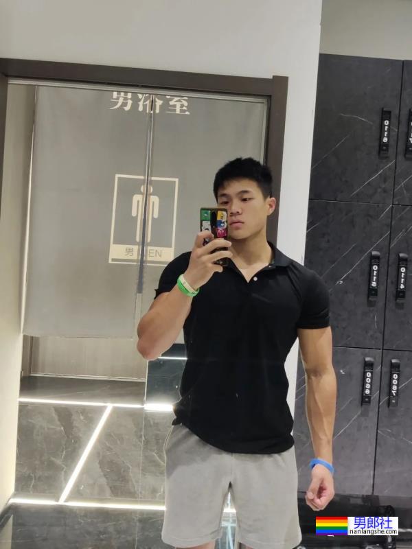 西安体育学院的粗壮小哥超爱穿灰裤子！ - 51虹马