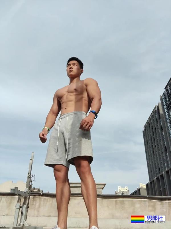 西安体育学院的粗壮小哥超爱穿灰裤子！ - 51虹马