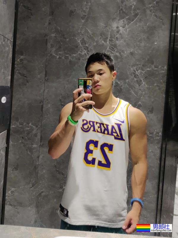 西安体育学院的粗壮小哥超爱穿灰裤子！ - 51虹马