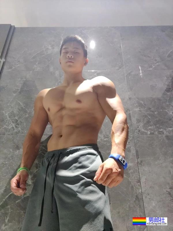 西安体育学院的粗壮小哥超爱穿灰裤子！ - 51虹马