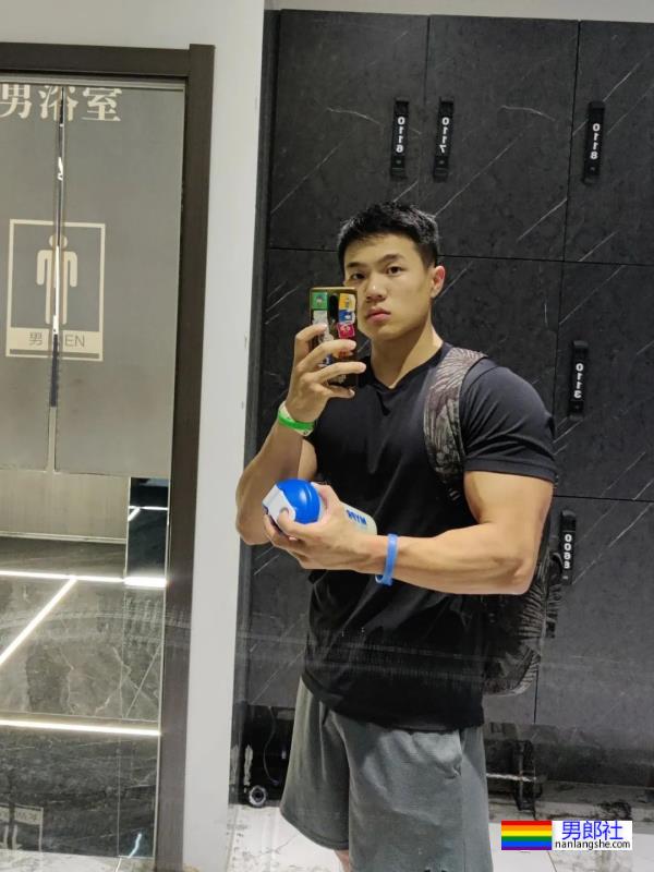 西安体育学院的粗壮小哥超爱穿灰裤子！ - 51虹马