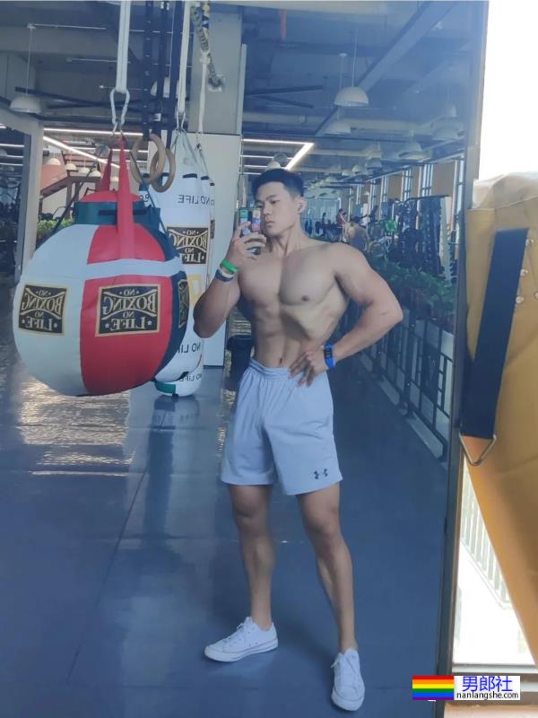 西安体育学院的粗壮小哥超爱穿灰裤子！ - 51虹马