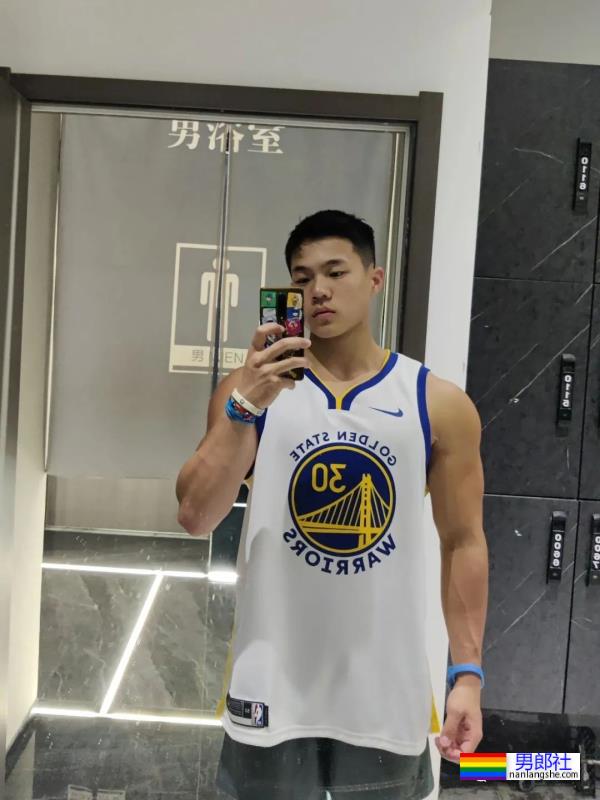 西安体育学院的粗壮小哥超爱穿灰裤子！ - 51虹马