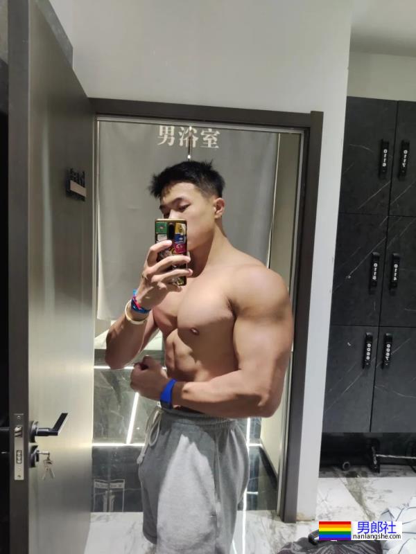 西安体育学院的粗壮小哥超爱穿灰裤子！ - 51虹马