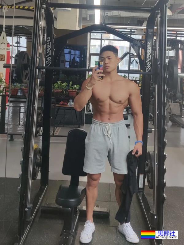 西安体育学院的粗壮小哥超爱穿灰裤子！ - 51虹马