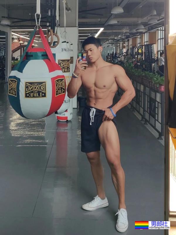 西安体育学院的粗壮小哥超爱穿灰裤子！ - 51虹马
