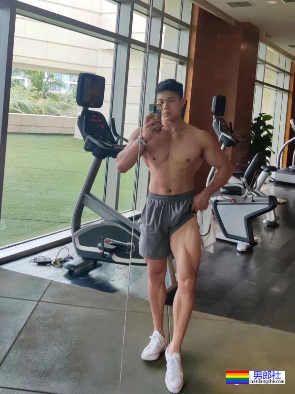 西安体育学院的粗壮小哥超爱穿灰裤子！ - 51虹马
