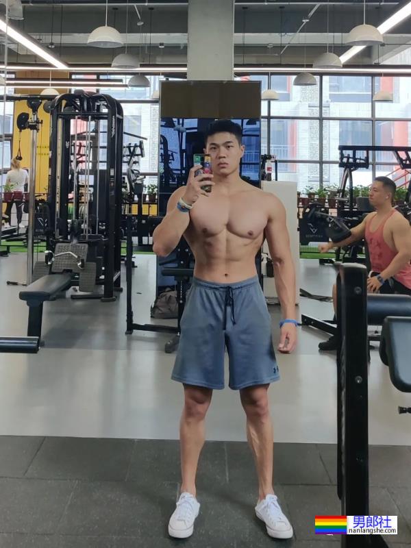 西安体育学院的粗壮小哥超爱穿灰裤子！ - 51虹马