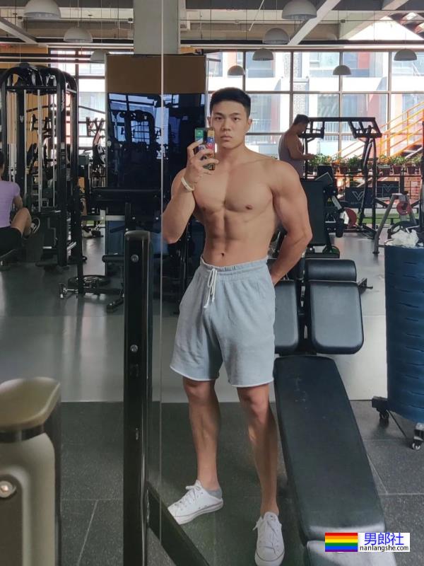 西安体育学院的粗壮小哥超爱穿灰裤子！ - 51虹马