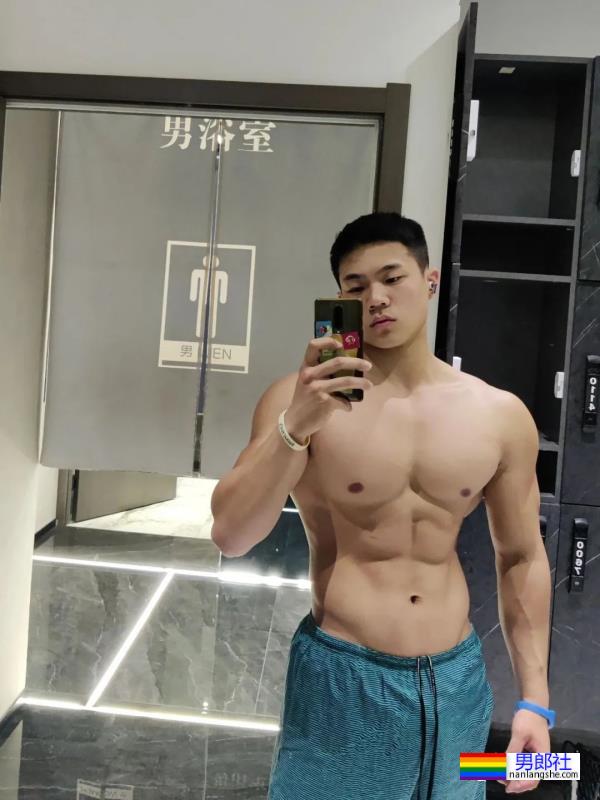 西安体育学院的粗壮小哥超爱穿灰裤子！ - 51虹马