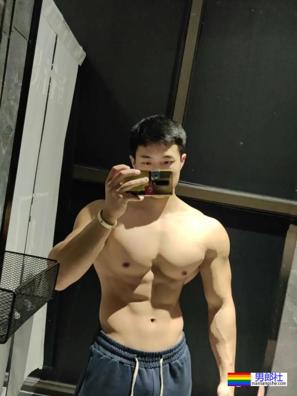 西安体育学院的粗壮小哥超爱穿灰裤子！ - 51虹马