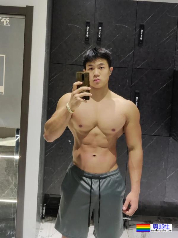 西安体育学院的粗壮小哥超爱穿灰裤子！ - 51虹马