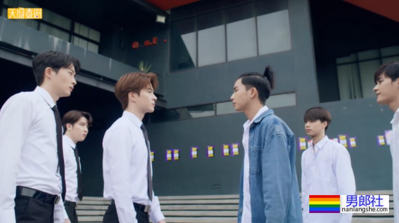 《偷偷爱上你》打是亲骂是爱的校园小甜剧，假戏真做。学生会会长x小痞子整蛊博主 - 51虹马