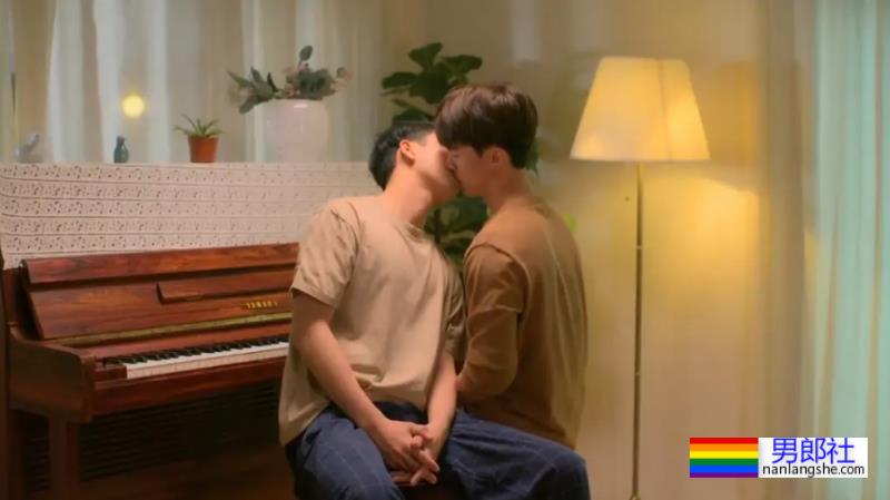 《偷偷爱上你》打是亲骂是爱的校园小甜剧，假戏真做。学生会会长x小痞子整蛊博主 - 51虹马