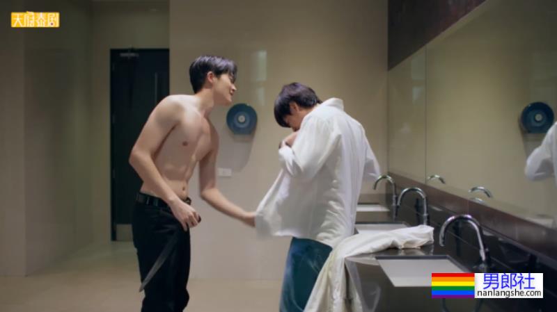 《偷偷爱上你》打是亲骂是爱的校园小甜剧，假戏真做。学生会会长x小痞子整蛊博主 - 51虹马