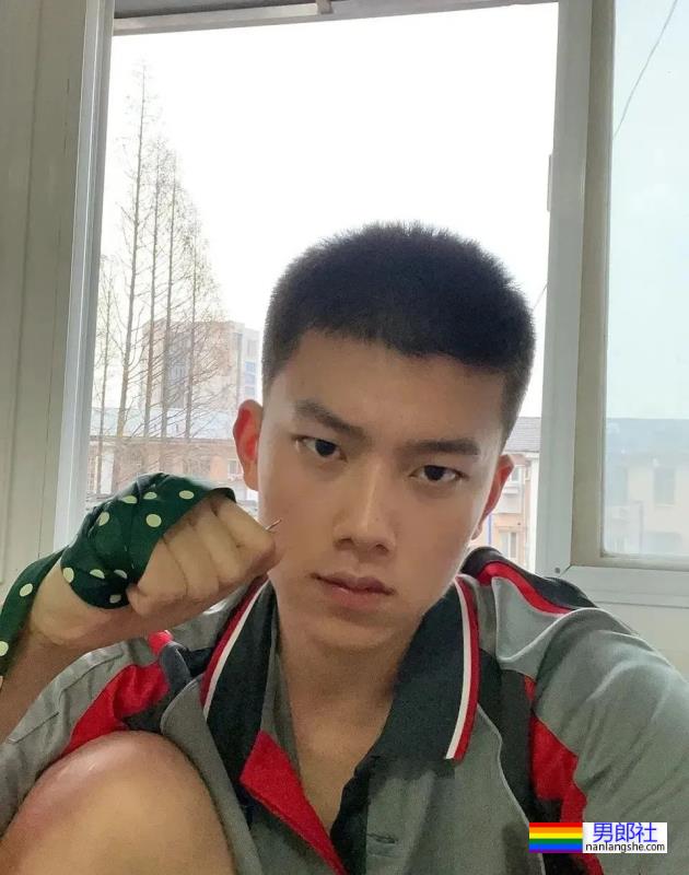 193寸头体育生,颜值与实力并存-51虹马