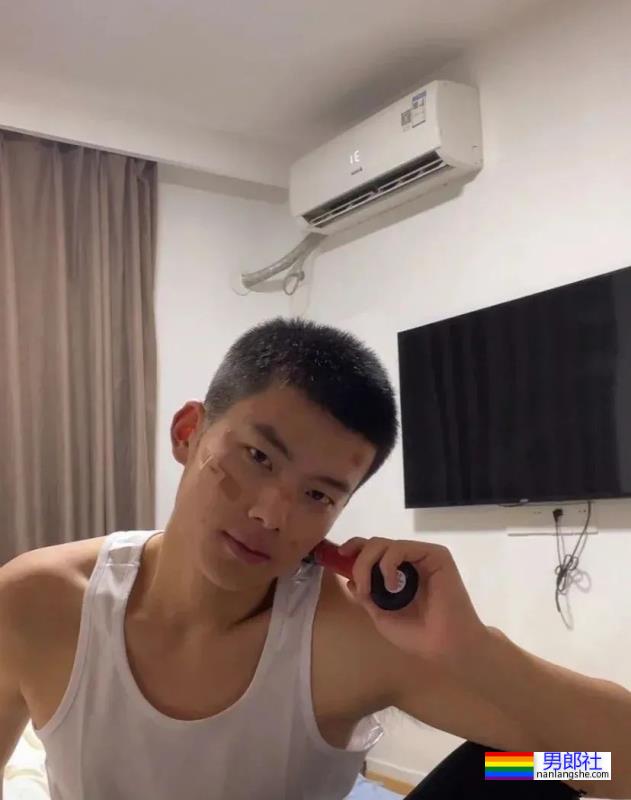 193寸头体育生，颜值与实力并存 - 51虹马