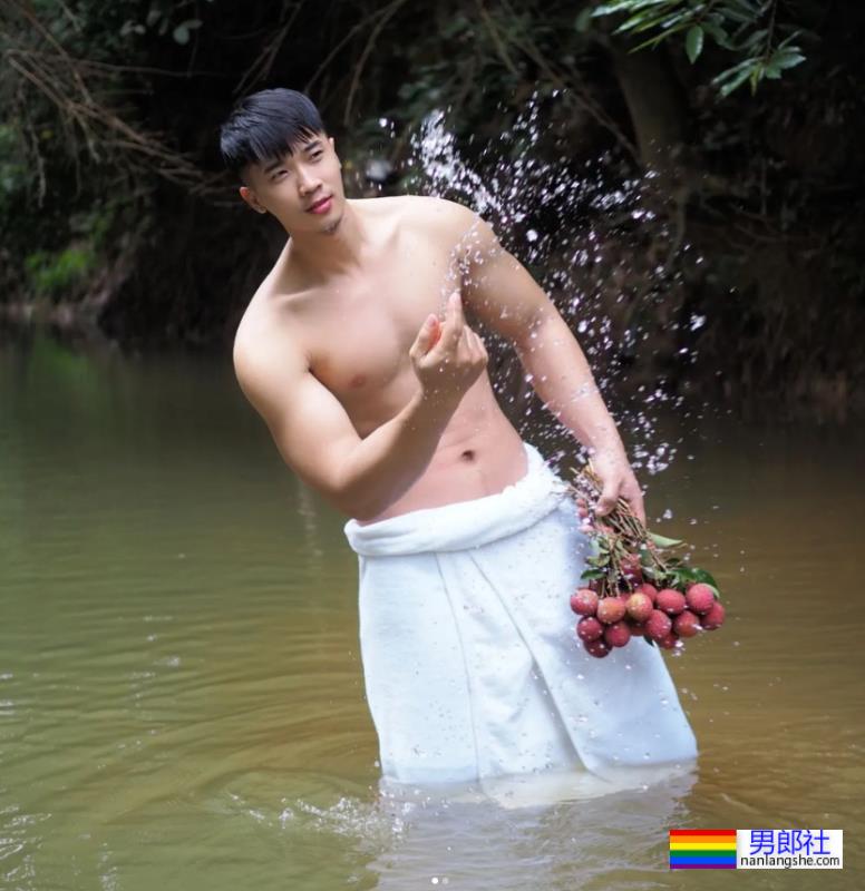 脱衣为家乡荔枝打Call，肌肉小哥围浴巾上阵，这实力太抢镜-51虹马