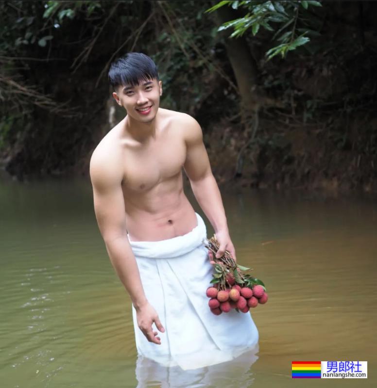 脱衣为家乡荔枝打Call,肌肉小哥围浴巾上阵,这实力太抢镜 - 51虹马 脱衣为家乡荔枝打Call,肌肉小哥围浴巾上阵,这实力太抢镜 - 51虹马