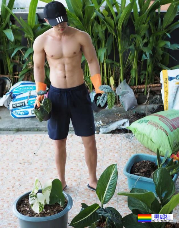 脱衣为家乡荔枝打Call，肌肉小哥围浴巾上阵，这实力太抢镜 - 51虹马