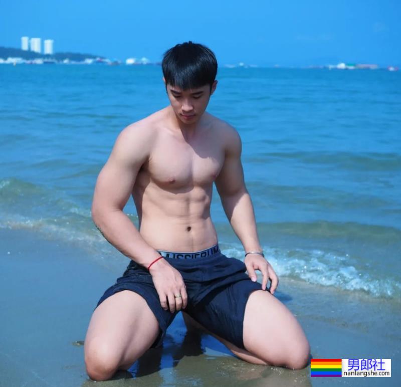 脱衣为家乡荔枝打Call，肌肉小哥围浴巾上阵，这实力太抢镜 - 51虹马