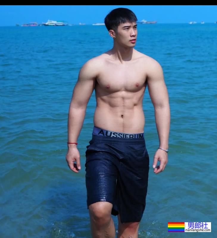 脱衣为家乡荔枝打Call，肌肉小哥围浴巾上阵，这实力太抢镜 - 51虹马