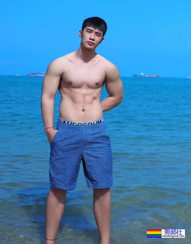 脱衣为家乡荔枝打Call，肌肉小哥围浴巾上阵，这实力太抢镜 - 51虹马