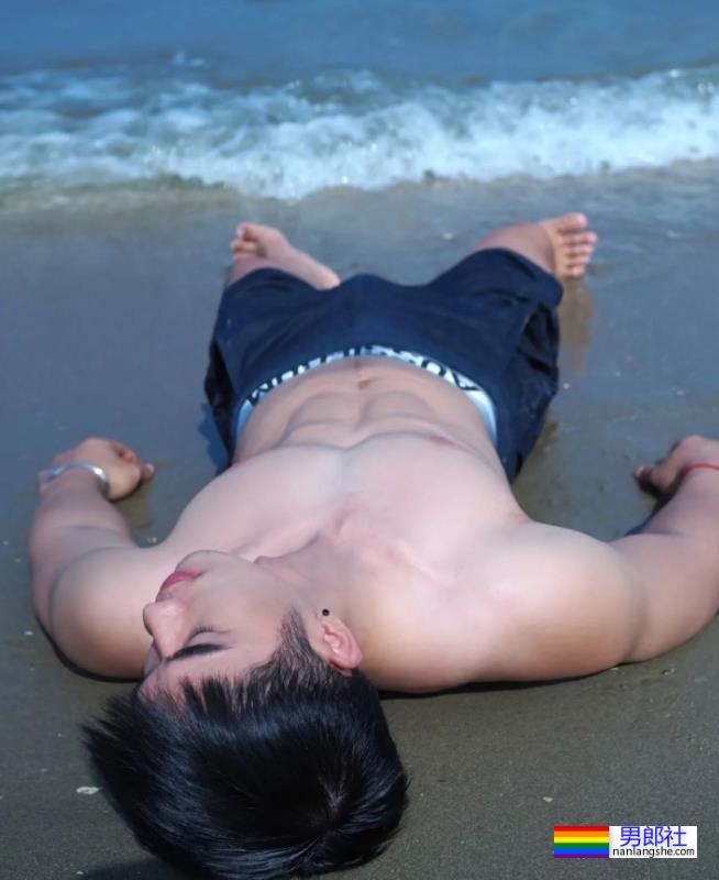 脱衣为家乡荔枝打Call,肌肉小哥围浴巾上阵,这实力太抢镜 - 51虹马 脱衣为家乡荔枝打Call,肌肉小哥围浴巾上阵,这实力太抢镜 - 51虹马