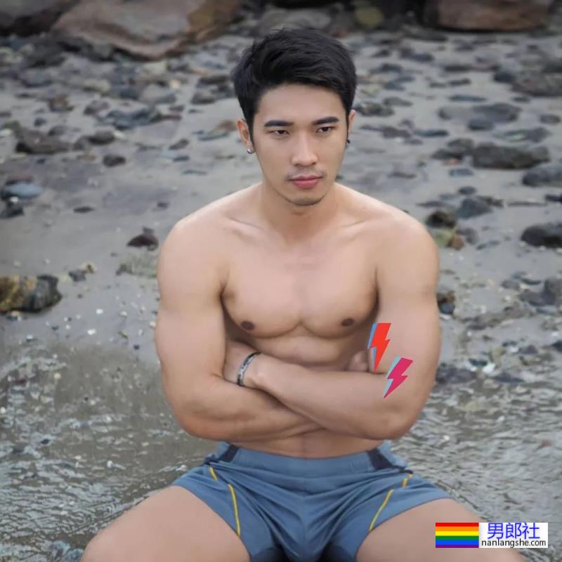 脱衣为家乡荔枝打Call,肌肉小哥围浴巾上阵,这实力太抢镜 - 51虹马 脱衣为家乡荔枝打Call,肌肉小哥围浴巾上阵,这实力太抢镜 - 51虹马