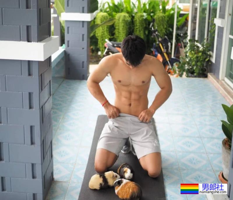 脱衣为家乡荔枝打Call，肌肉小哥围浴巾上阵，这实力太抢镜 - 51虹马