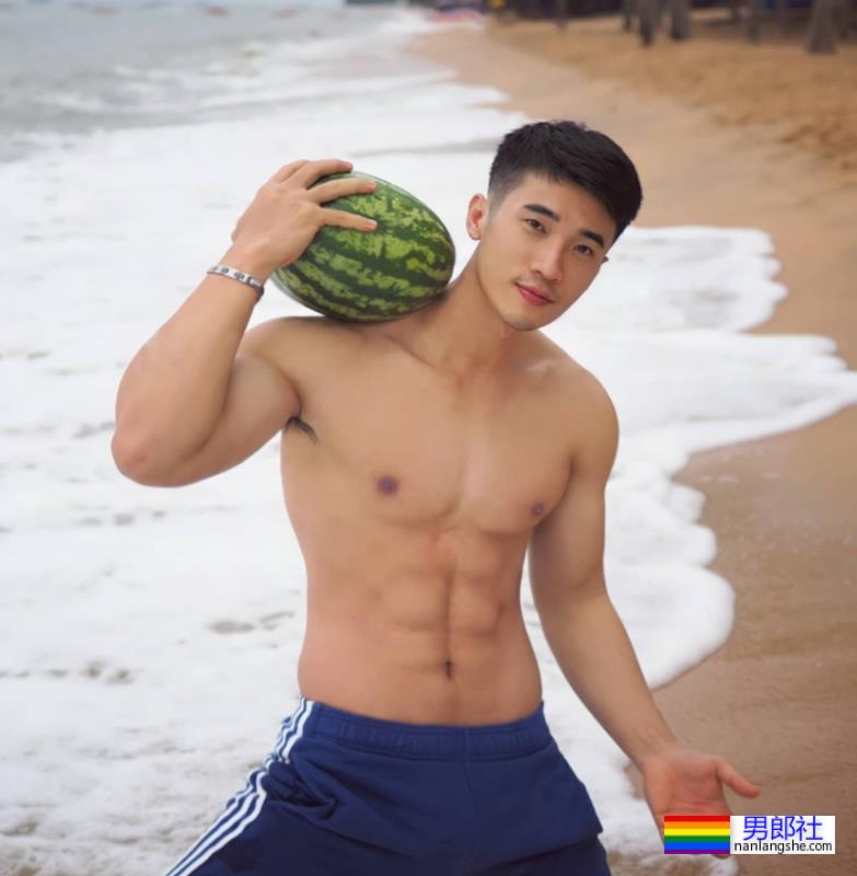 脱衣为家乡荔枝打Call,肌肉小哥围浴巾上阵,这实力太抢镜 - 51虹马 脱衣为家乡荔枝打Call,肌肉小哥围浴巾上阵,这实力太抢镜 - 51虹马