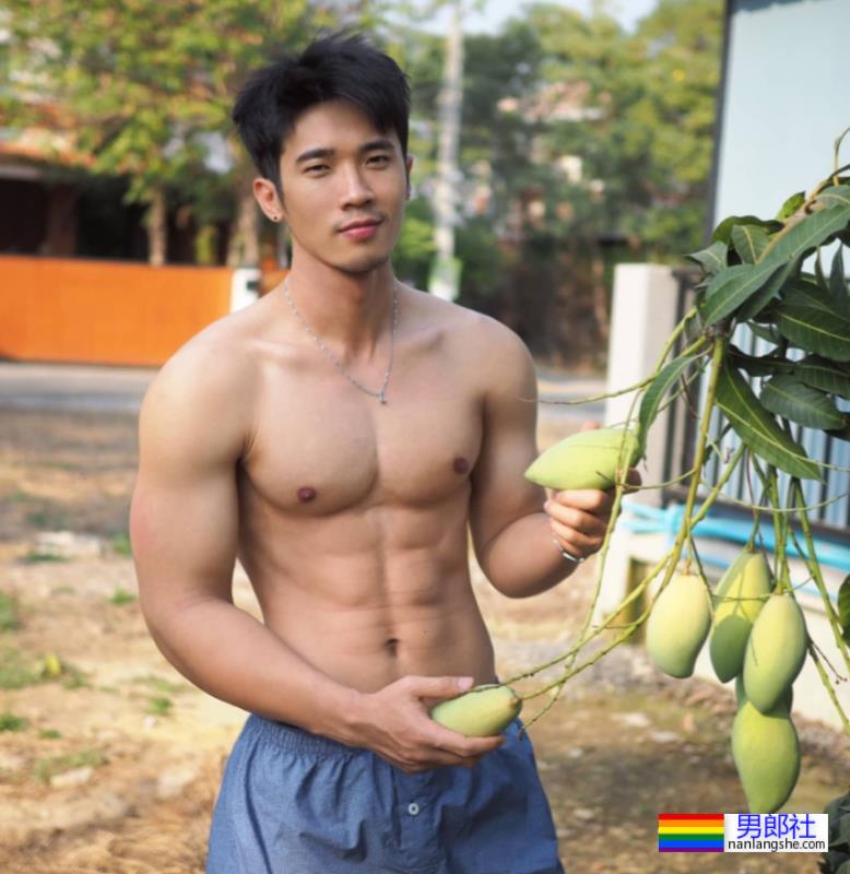 脱衣为家乡荔枝打Call，肌肉小哥围浴巾上阵，这实力太抢镜 - 51虹马